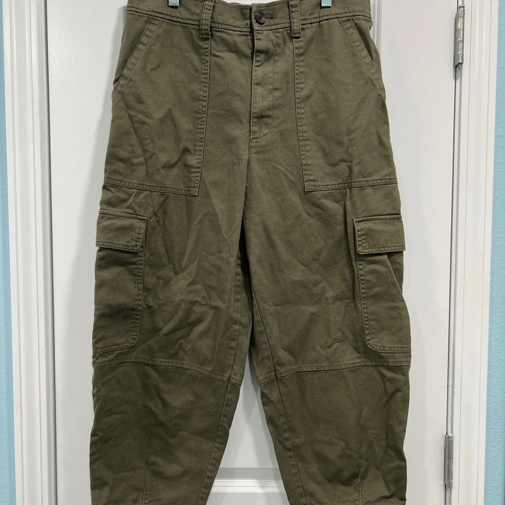 Women's Olive Barrel-Leg Cropped Cargo Pants - Picture 2 of 7